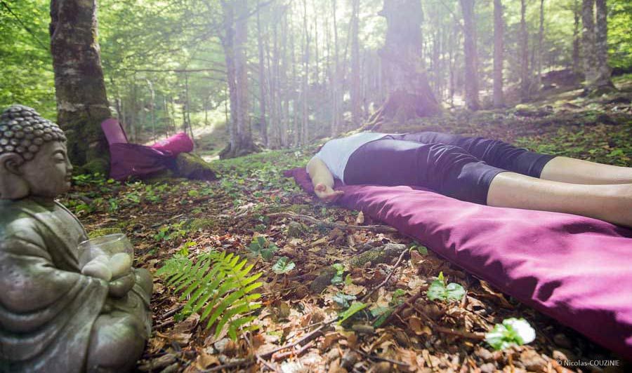 photo séance de méditation allongée dans la forêt