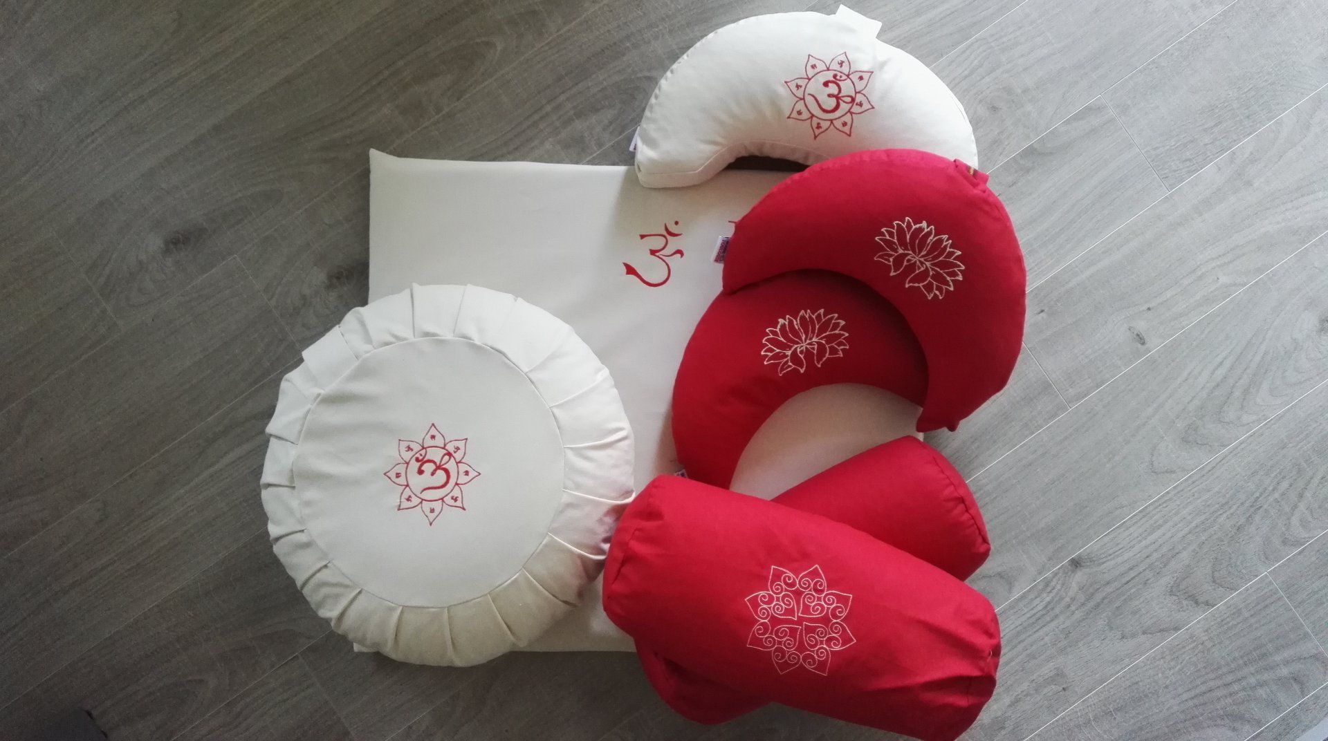 Coussins de méditation assortis rouge et écru : zafu, zabuton, demi-lune, croissant et bolster