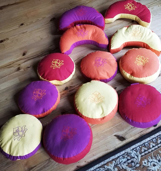commandes coussins yoga brodés