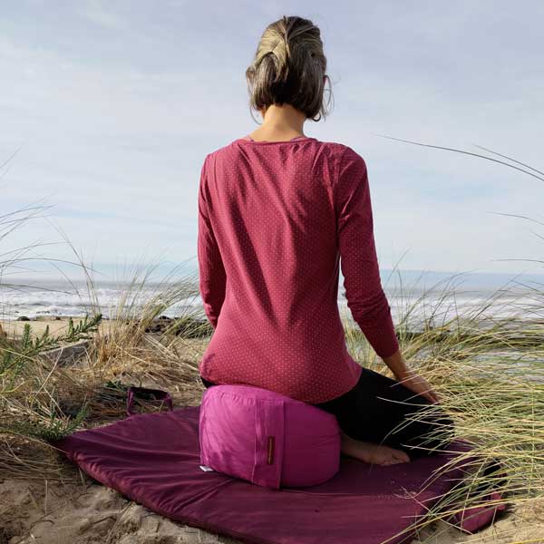 illustration d'une bonne posture d'assise sur coussin de méditation haut