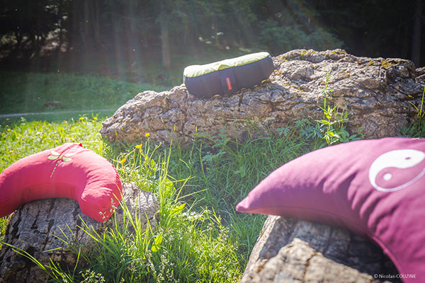 Coussins de méditation en pleine nature