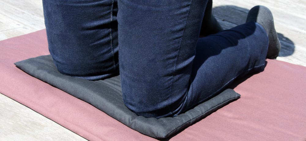 utilisation du tapis repose genoux en renfort du tapis de yoga