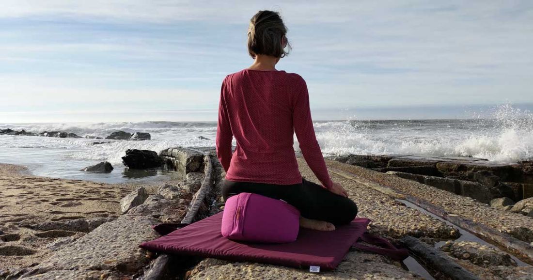 séance de méditation avec coussin et zabutn adapté