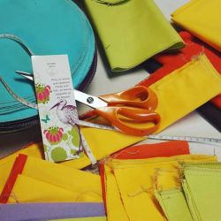 coupons de tissu colorés et outils