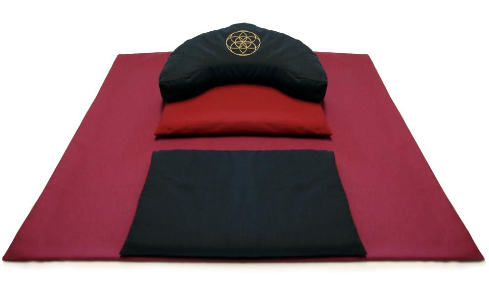 espace de méditation délimité par un zabuton avec fuzen et tapis d'appoint