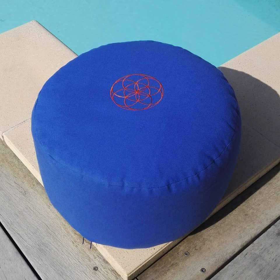 coussin rond droit haut au bord de l'eau