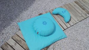 Zafu, zabuton et coussin lune bleu turquoise avec broderies