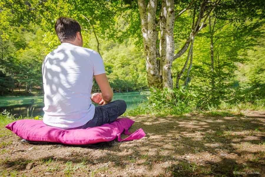 photo méditation en pleine nature avec un zabuton