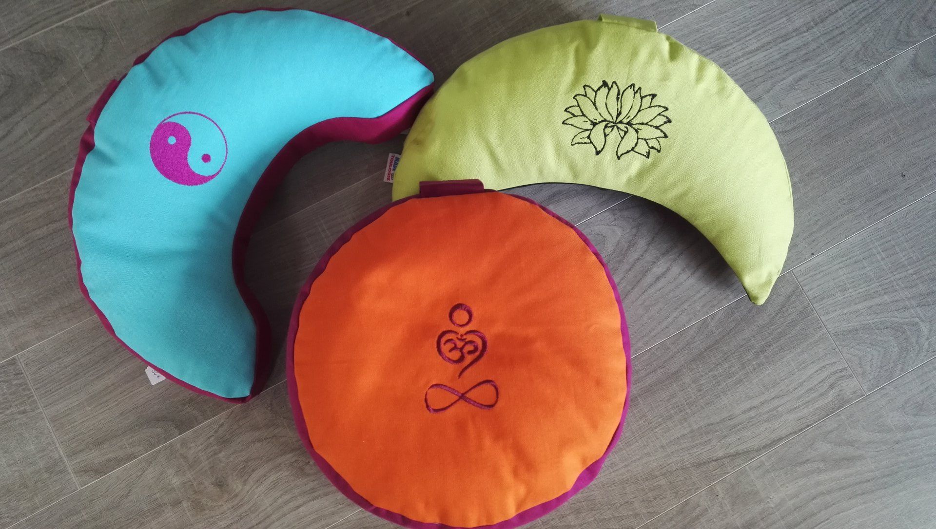 coussins de yoga couleurs vives