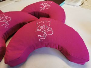 coussin de méditation avec logo du professeur