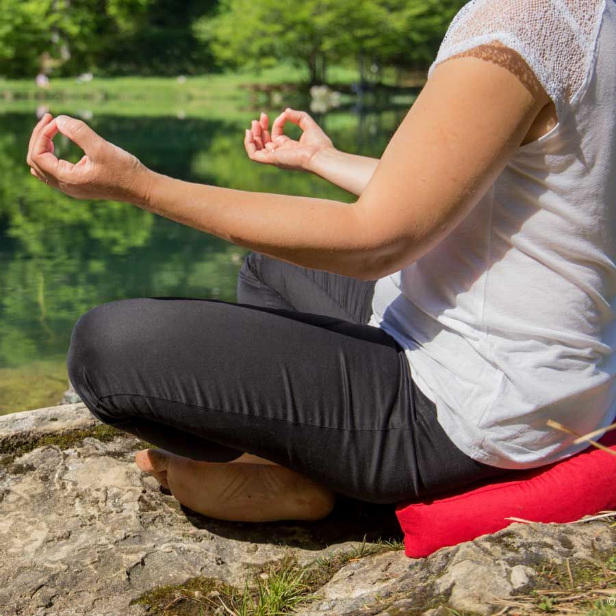 méditation assise coussin demi lune