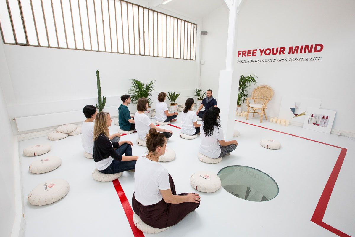 Cours de yoga équipé de zafus personnalisés